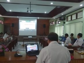 MENGIKUTI RAKORNAS KELITBANGAN BADAN PENELITIAN DAN PENGEMBANGAN KEMENDAGRI MELALUI APLIKASI ZOOM