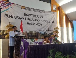 MENGHADIRI RAPAT KERJA 5 PENGUATAN FORUM PERUMAHAN DAN KAWASAN PERMUKIMAN (PKP) PROVINSI BALI