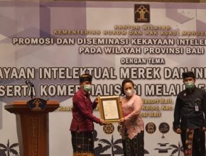 PENYERAHAN SERTIFIKAT KEKAYAAN INTELEKTUAL (KI) BETEMPAT DI THE TRANS RESORT BALI