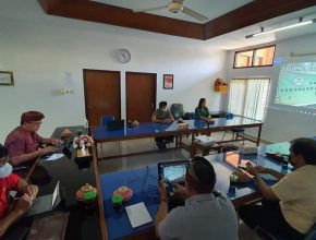 RAPAT PENGELOLAAN SAMPAH BERBASIS SUMBER BERSAMA TIM FAKULTAS PETANIAN UNIVERSITAS WARMADEWA