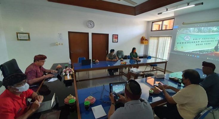 RAPAT PENGELOLAAN SAMPAH BERBASIS SUMBER BERSAMA TIM FAKULTAS PETANIAN UNIVERSITAS WARMADEWA