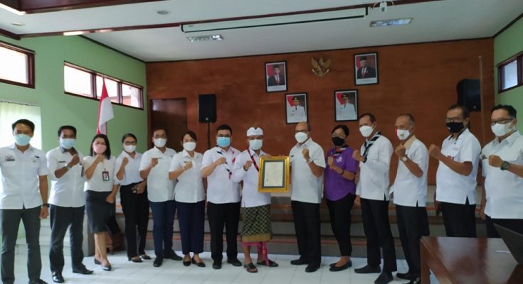 Penyerahkan secara langsung Sertifikat Hak Cipta Lambang Kwartir Daerah Gerakan Pramuka Bali